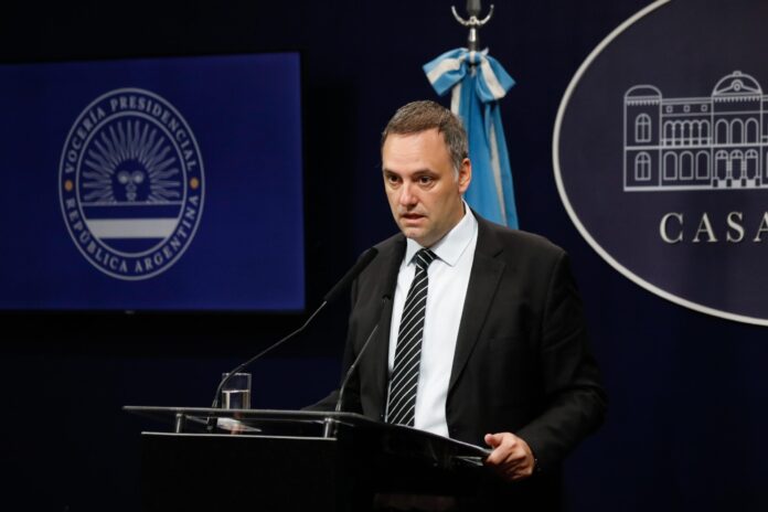 923631-adorni-anuncio-que-ypf-bajara-4-los-precios-de-la-nafta-y-el-gasoil