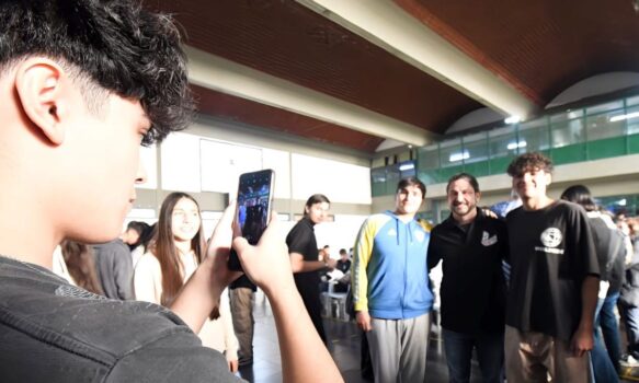 1206326-merino-compartio-una-jornada-de-comunicacion-con-estudiantes-de-la-712