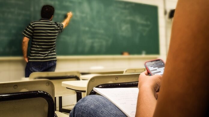 1207523-el-54-de-los-argentinos-de-15-anos-se-distrae-por-usar-celular-en-clase
