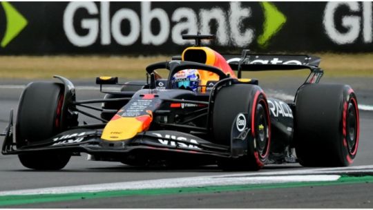 1562544-pole-para-red-bull-max-verstappen-mostro-su-jerarquia-y-fue-el-mas-rapido-en-silverstone