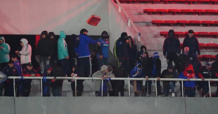 1916460-graves-incidentes-en-avellaneda-intentan-desalojar-a-los-hinchas-de-la-u-de-chile-por68a69baeebe06