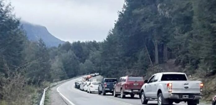 2209074-demoras-en-el-paso-fronterizo-cardenal-samore-hay-filas-de-mas-de-4-km-para-cruzar-hacia-chile