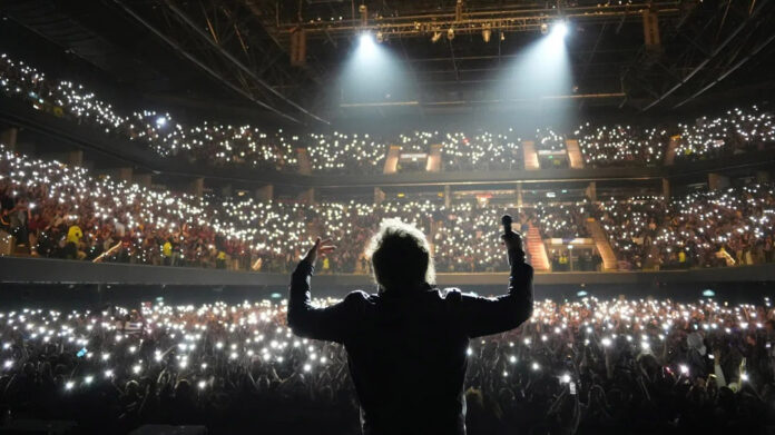 2218847-milei-se-subio-al-escenario-en-un-intento-de-remontar-la-campana-electoral