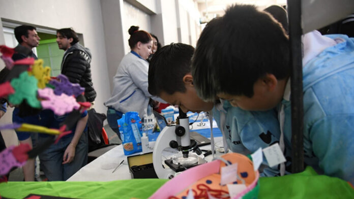 2219022-las-escuelas-de-chubut-ya-se-pueden-inscribir-en-la-feria-de-educacion-y-ciencias-2025