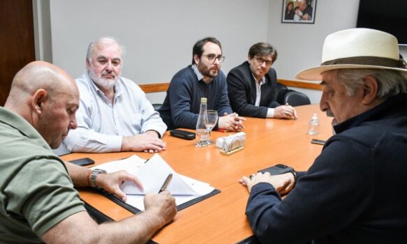 2356437-sastre-firmo-un-convenio-marco-para-fortalecer-el-eje-industrial-entre-puerto-madryn-690bef942b907