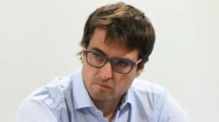 2982657-torres-desplazo-a-arbeletche-de-pesca