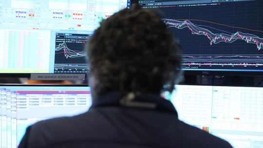 3007125-shock-geopolitico-y-tasas-altas-analistas-explican-como-invertir-en-un-escenario-incierto