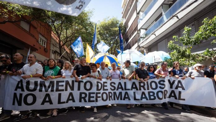 3007486-presentan-la-primera-demanda-colectiva-contra-la-reforma-laboral