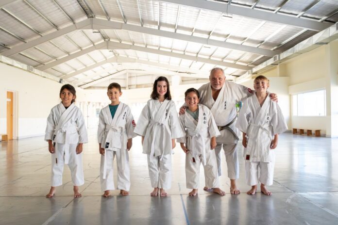 3023300-disciplina-y-confianza-por-que-el-karate-es-el-deporte-ideal-para-ninos-y-adultos-en-69a95dffd6e12