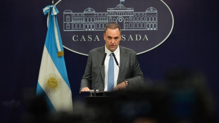 3121139-en-casa-rosada-evaluan-la-salida-de-manuel-adorni