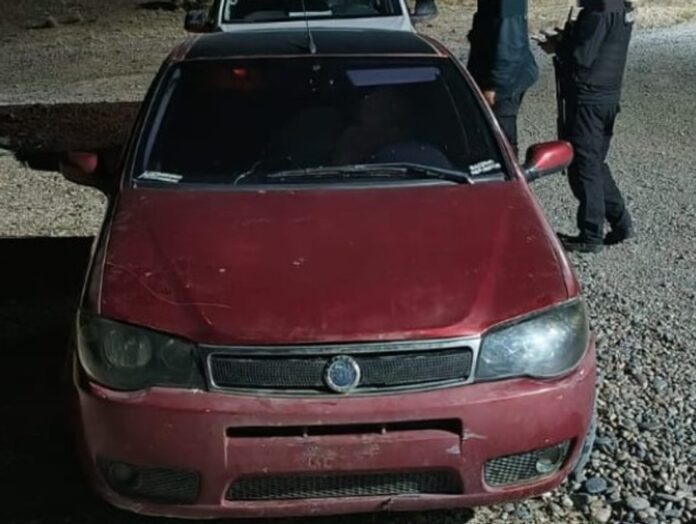 Ilustración de un automóvil en una calle urbana, representando el robo y recuperación del vehículo en Trelew.